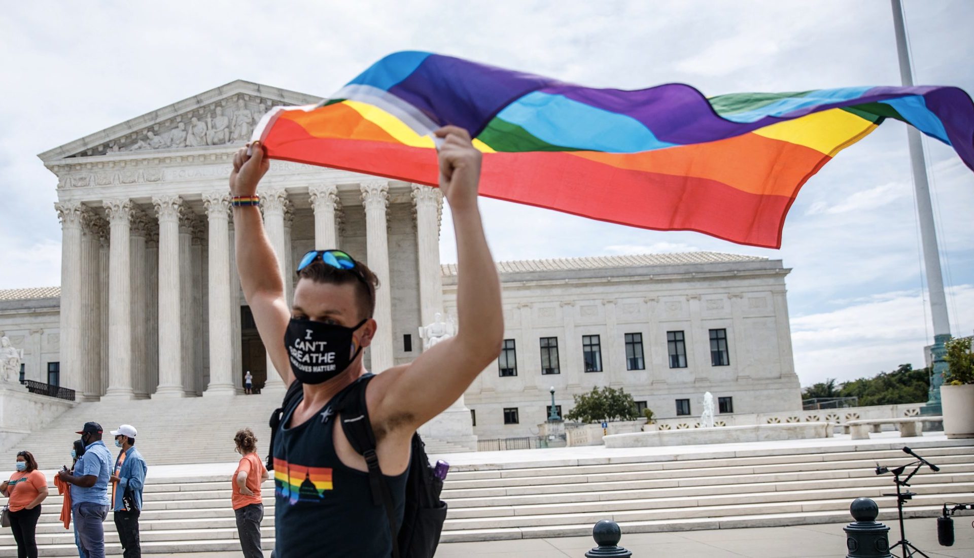 Знаменательное решение Верховного суда защищает ЛГБТ + работников.