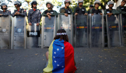 Thousands flee as Venezuelan troops clash with Colombian rebels