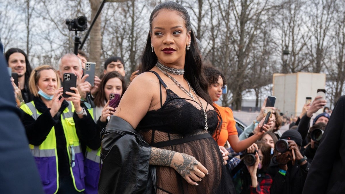 El de maternidad Rihanna genera debate sobre los estándares de belleza embarazo Thred Website