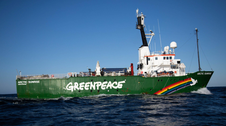 Greenpeace drops boulders in the ocean to prevent bottom trawling