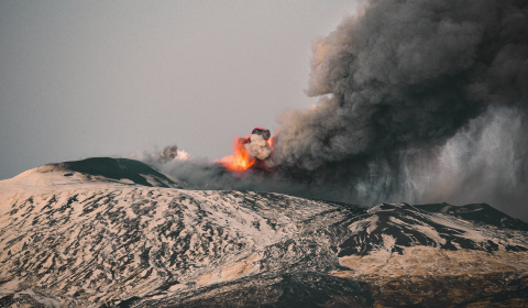 Tourists block rescue services to view Etna eruption