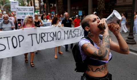 Spain to block 65,000 properties on Airbnb in tourism crackdown