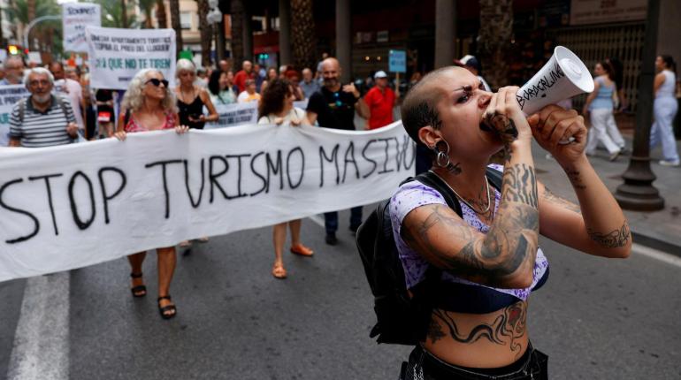 Spain to block 65,000 properties on Airbnb in tourism crackdown