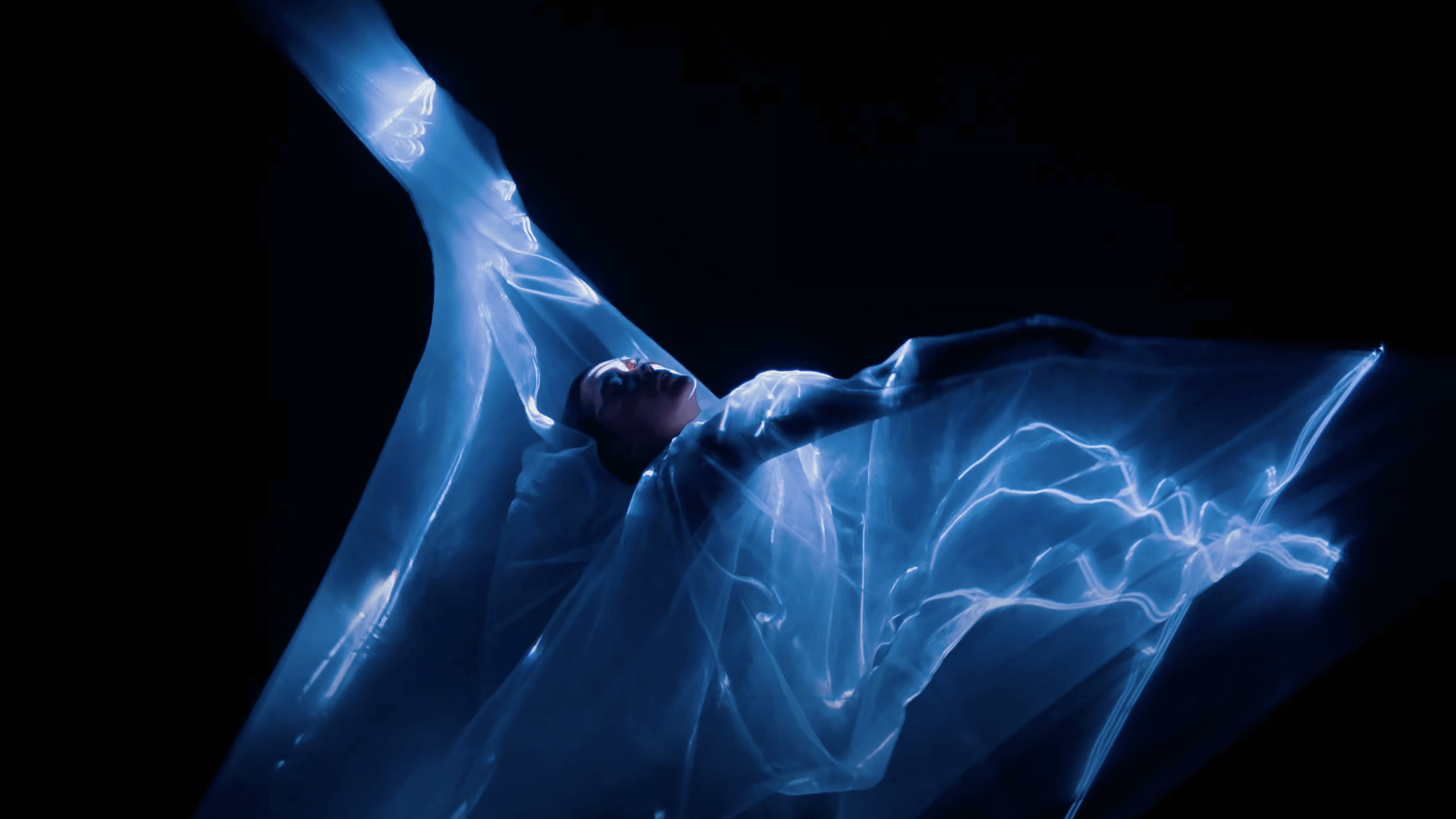 Iris Van Herpen debuts ‘living dress’ at Paris Couture Week