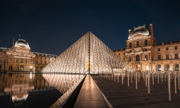 How did thieves enter and flee the Louvre in seven minutes?