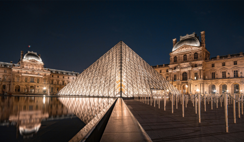 How did thieves enter and flee the Louvre in seven minutes?