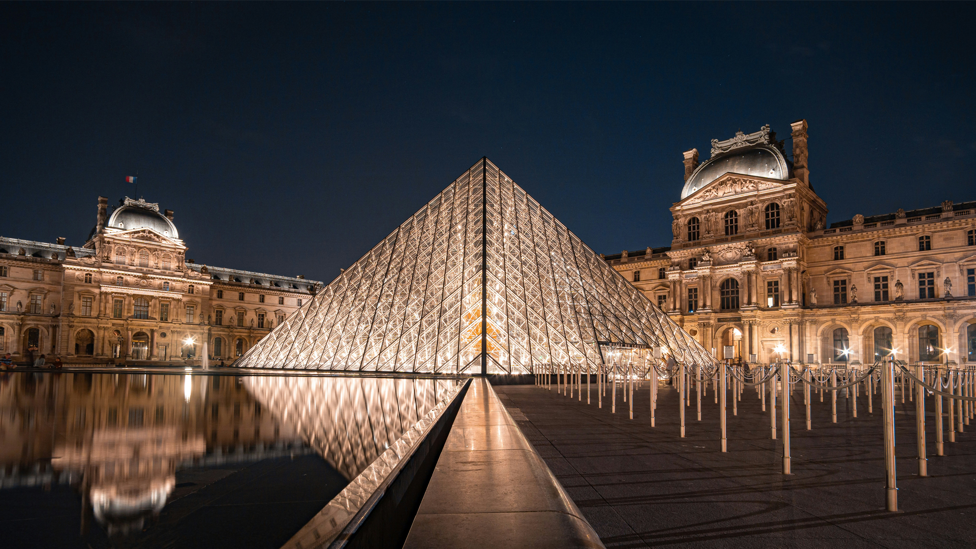 How did thieves enter and flee the Louvre in seven minutes?