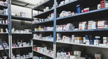 Global pharmaceutical supply derailed by the closure of the Strait of Hormuz