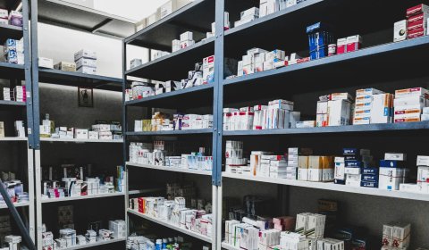 Global pharmaceutical supply derailed by the closure of the Strait of Hormuz