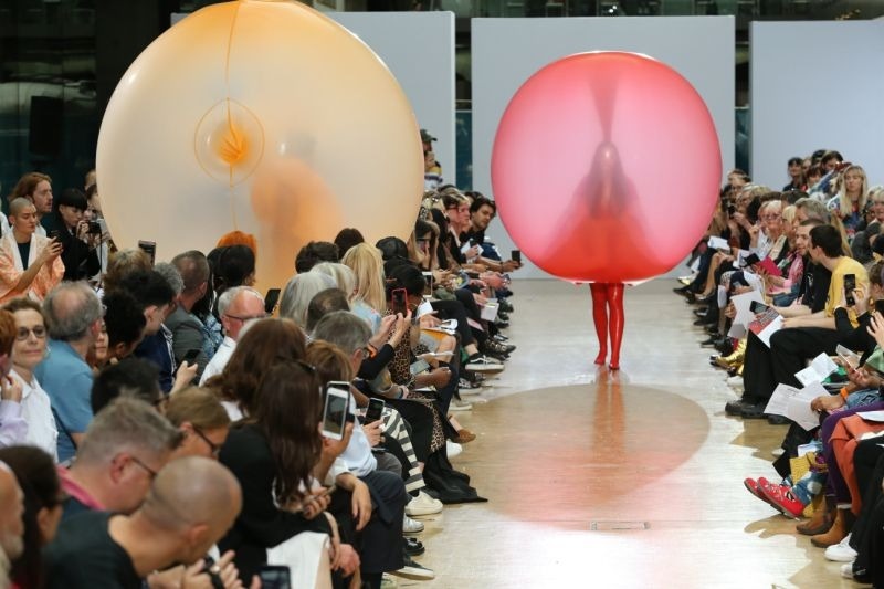 Inflatable balloon dresses steal the show in London - Thred Website